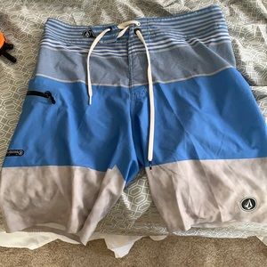 Men’s volcom boardshorts